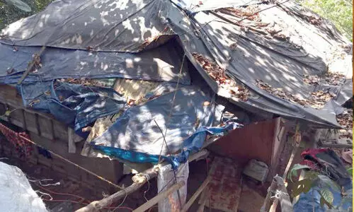 തകർച്ചയിലായ വീട്ടിൽ ദുരിതമൊഴിയാതെ കുടുംബം