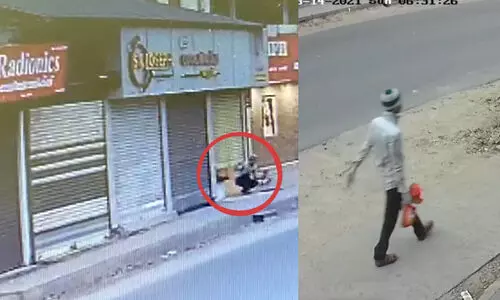 ആഭരണങ്ങളെടുത്ത്, ഷട്ടർ ഉയർത്തി പുറത്തുകടന്ന് കൂളായി കള്ളൻ നടന്നുനീങ്ങി VIDEO ആഭരണങ്ങളെടുത്ത്, ഷട്ടർ ഉയർത്തി പുറത്തുകടന്ന് കൂളായി കള്ളൻ നടന്നുനീങ്ങി VIDEO