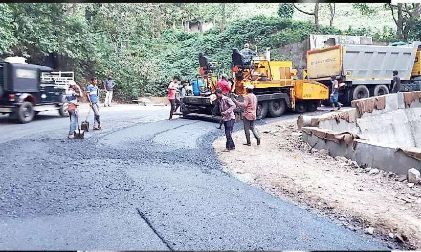 വയനാട് ചുരം റോഡിൽ 30നകം ഗതാഗതം പുനഃസ്ഥാപിക്കും; നവീകരണം അവസാന ഘട്ടത്തിലേക്ക് വയനാട് ചുരം റോഡിൽ 30നകം ഗതാഗതം പുനഃസ്ഥാപിക്കും; നവീകരണം അവസാന ഘട്ടത്തിലേക്ക്