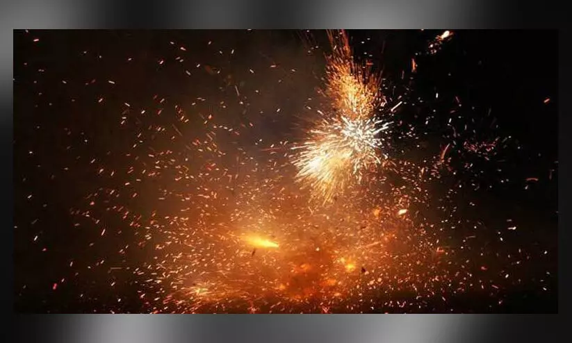 കാ​ട്ടാ​ന​യെ തു​ര​ത്താ​ൻ ക​ത്തി​ച്ച പ​ട​ക്കം കൈയിലിരുന്ന് പൊട്ടി; വനംവകുപ്പ് ജീവനക്കാരന്​ പരിക്ക്