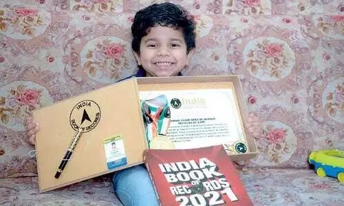 മൂ​ന്ന​ര വ​യ​സ്സി​നു​ള്ളി​ൽ മൂ​ന്നു​ റെ​ക്കോ​ഡ്​ ബു​ക്കു​ക​ളി​ൽ ഇ​ടം പി​ടി​ച്ച്​ സ്വാ​തി​ക്​