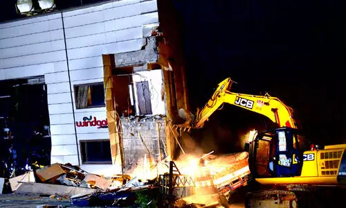 demolishing buling using hitachi