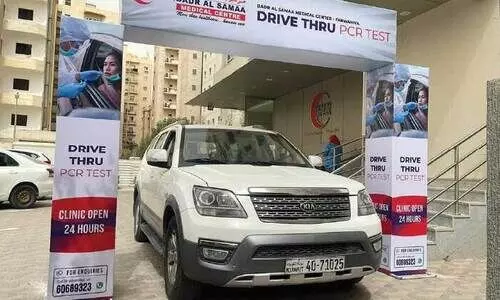 ബ​ദ​ർ അ​ൽ​സ​മ​യി​ൽ ഡ്രൈ​വ് ത്രൂ ​ കോ​വി​ഡ് പ​രി​ശോ​ധ​ന