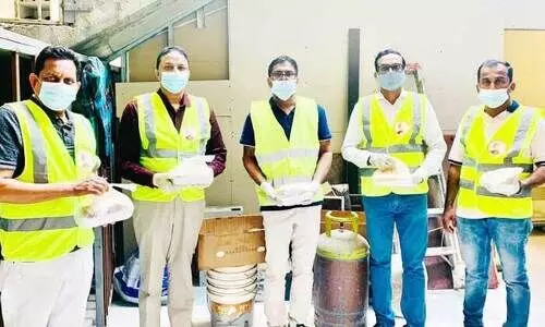 കോ​ഴി​ക്കോ​ട് ജി​ല്ല പ്ര​വാ​സി ഫോ​റം ഭ​ക്ഷ​ണം വി​ത​ര​ണം ചെ​യ്​​തു