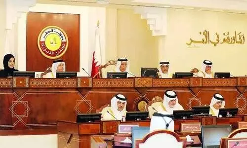 പു​തി​യ വി​സ അ​നു​വ​ദി​ക്ക​ൽ, പു​തു​ക്ക​ൽ: ആ​രോ​ഗ്യ ഇ​ൻ​ഷു​റ​ൻ​സ്​ നി​ർ​ബ​ന്ധം