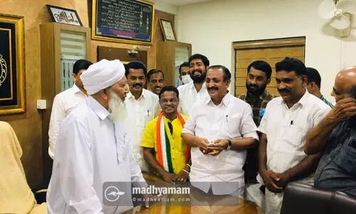 അനുഗ്രഹം തേടി യു.ഡി.എഫ് സ്ഥാനാർഥി ധർമജൻ ബോൾഗാട്ടി മർക്കസിൽ