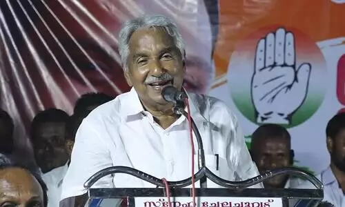 സ്വന്തം വാഹനമില്ല; ഉമ്മൻ ചാണ്ടിയുടെ കൈവശം 1000 രൂപ