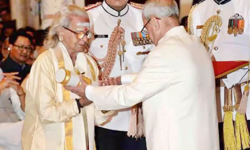 chemncheri-kunhiraman-nair-receiving-award-from-president