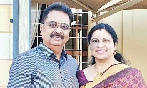 നാ​ലു​പ​തി​റ്റാ​ണ്ടി​െൻറ പ്ര​വാ​സം: സ​ന്തോ​ഷും പ്രി​യ​യും   മ​ട​ങ്ങു​ന്ന​ത് സ​ന്തോ​ഷ​ത്തോ​ടെ