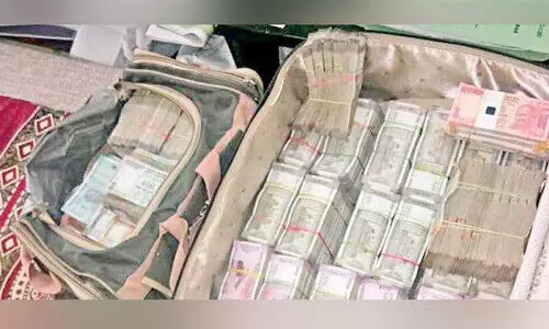 ഇ​ല​ക്​​ഷ​ൻ സ്‌​ക്വാ​ഡ്​; 1.685 കിലോ സ്വർണവും 2.65 ലക്ഷം രൂപയും പിടികൂടി