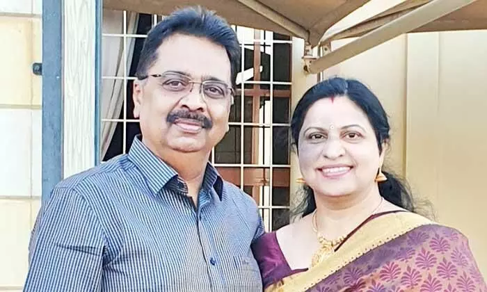 നാ​ലു​പ​തി​റ്റാ​ണ്ടി​െൻറ പ്ര​വാ​സം: സ​ന്തോ​ഷും പ്രി​യ​യും   മ​ട​ങ്ങു​ന്ന​ത് സ​ന്തോ​ഷ​ത്തോ​ടെ