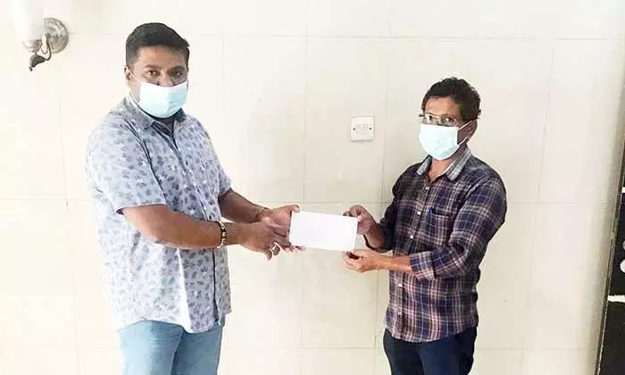 തെ​ല​ങ്കാ​ന സ്വ​ദേ​ശി​യാ​യ ക്ലീ​നി​ങ്​ തൊ​ഴി​ലാ​ളി​ക്ക്   സ​ഹാ​യ​വു​മാ​യി ഹോ​പ്