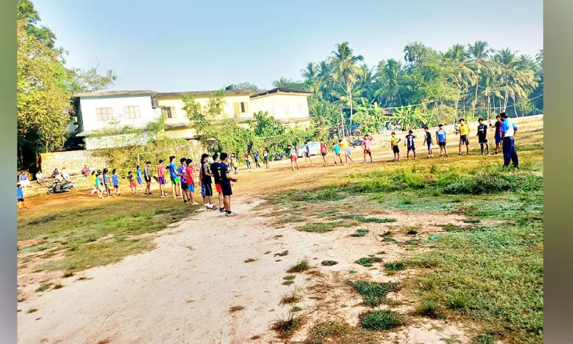 പുത്തൂര്‍ സ്​റ്റേഡിയത്തില്‍ കെട്ടിടം നിർമിക്കാനുള്ള നീക്കം വിവാദത്തില്‍