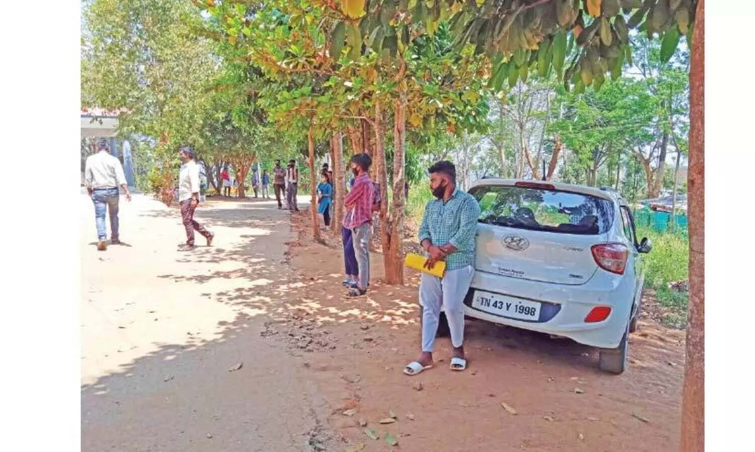 ഉദ്യോഗസ്​ഥൻ ഇറങ്ങിപ്പോയി;അപേക്ഷകർ വലഞ്ഞു