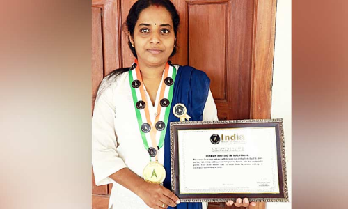 തലതിരിച്ചെഴുതിയ നി​റ്റിക്ക്​  റെക്കോഡ്​