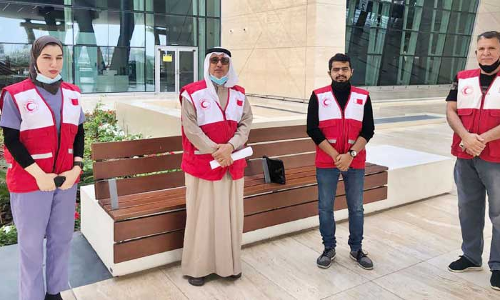 ബഹ്​റൈൻ എയർപോർട്ടിൽ സേവന സന്നദ്ധരായി റെഡ്​ ക്രസൻറ്​ അംഗങ്ങളും
