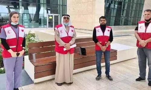 ബഹ്​റൈൻ എയർപോർട്ടിൽ സേവന സന്നദ്ധരായി റെഡ്​ ക്രസൻറ്​ അംഗങ്ങളും