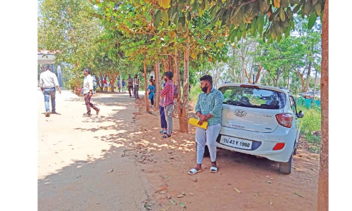 ഉദ്യോഗസ്​ഥൻ ഇറങ്ങിപ്പോയി;അപേക്ഷകർ വലഞ്ഞു