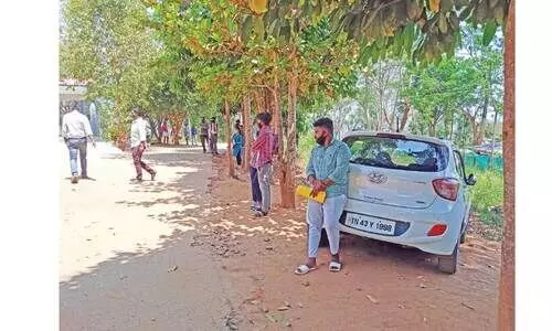 ഉദ്യോഗസ്​ഥൻ ഇറങ്ങിപ്പോയി;അപേക്ഷകർ വലഞ്ഞു