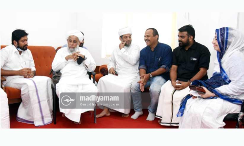 നൂർബിനയും അഭിജിത്തും ജിഫ്രി തങ്ങളെ സന്ദർശിച്ചു