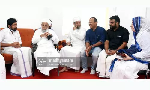 നൂർബിനയും അഭിജിത്തും ജിഫ്രി തങ്ങളെ സന്ദർശിച്ചു