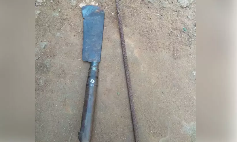 പ​രി​യാ​പു​ര​ത്ത് വാ​തി​ൽ ത​ക​ർ​ത്ത് മോ​ഷ​ണം; ര​ണ്ട​ര പ​വ​ൻ സ്വ​ർ​ണാ​ഭ​ര​ണം കവർന്നു