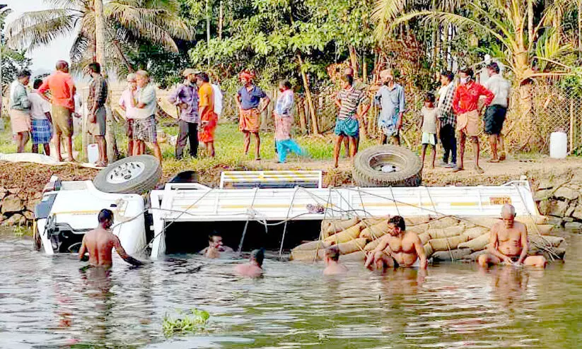 lorry fellinto canal lorry fellinto canal
