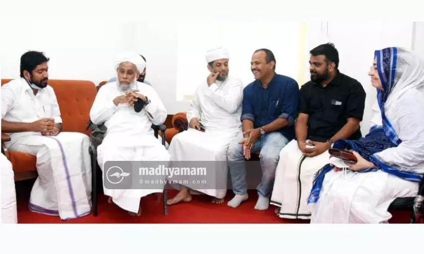 നൂർബിനയും അഭിജിത്തും ജിഫ്രി തങ്ങളെ സന്ദർശിച്ചു