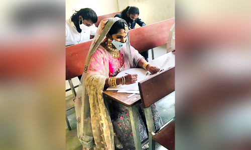 മാ​റ്റി​വെ​ച്ച പ​രീ​ക്ഷ ക​ല്യാ​ണ​ ദി​വ​സം; മി​ന്നു​കെ​ട്ട് ക​ഴി​ഞ്ഞ് ത​സ്​​ലീ​ന പ​രീ​ക്ഷാ ഹാ​ളി​ലേ​ക്ക്