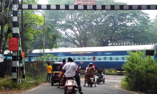 ലെവൽ ക്രോസില്‍ ടോറസ് ലോറി ഇടിച്ചുകയറി; െട്രയിന്‍ ഗതാഗതം തടസ്സപ്പെട്ടു, വന്‍ അപകടം ഒഴിവായി