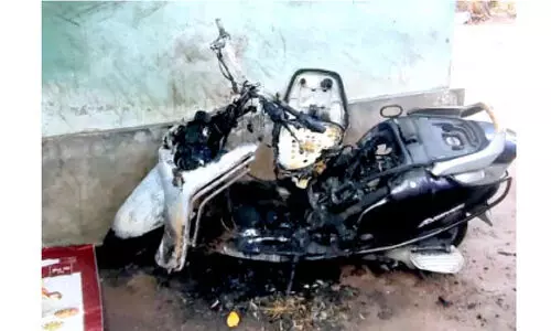 വീ​ടി​ന്​ മു​ന്നി​ലി​രു​ന്ന സ്കൂ​ട്ട​ർ ക​ത്തി​ന​ശി​ച്ച നി​ല​യി​ൽ