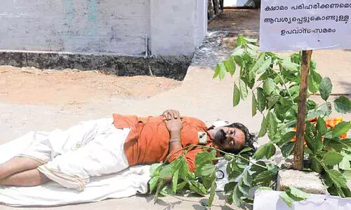 കു​ടി​വെ​ള്ള ക്ഷാ​മം; പൊ​രി​വെ​യി​ല​ത്ത് മ​ണ്ണി​ൽ കി​ട​ന്ന് യു​വാ​വി​െൻറ ഉ​പ​വാ​സ സ​മ​രം