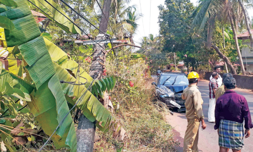 നിയന്ത്രണംവിട്ട കാർ വൈദ്യുതി തൂണിലിടിച്ചു