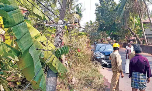 നിയന്ത്രണംവിട്ട കാർ വൈദ്യുതി തൂണിലിടിച്ചു