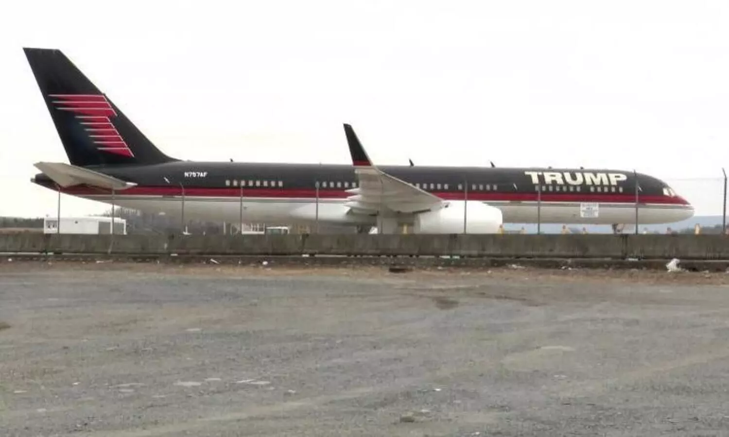 ആർക്കു വേണം ഈ സ്വർണം പൊതിഞ്ഞ്​, ആഡംബരം തുളുമ്പും വിമാനം​? എയർപോർട്ടിലുപേക്ഷിച്ച്​ ട്രംപി​ന്‍റെ സ്വന്തം ബോയിങ്​ 757