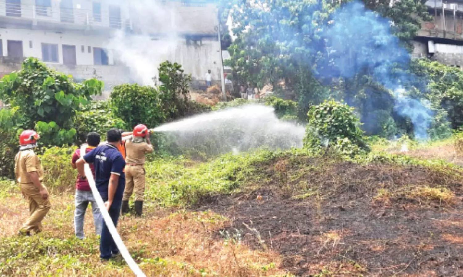 ഇരിട്ടി നഗരമധ്യത്തി​െല ഒഴിഞ്ഞ പറമ്പിൽ തീപിടിത്തം