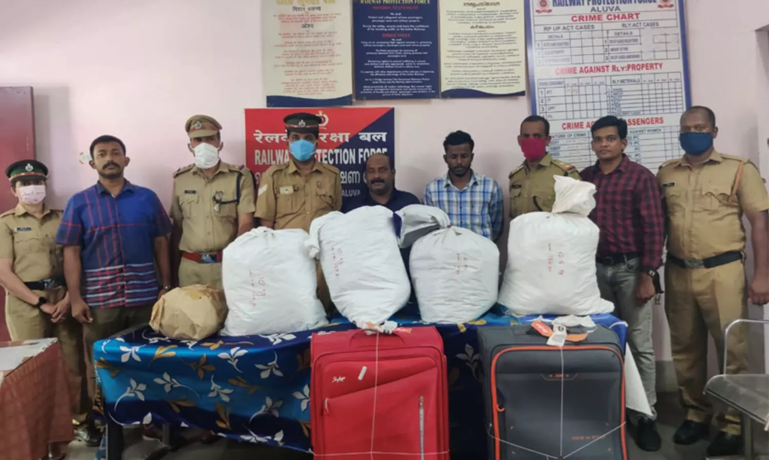 ഇടുക്കി നീലച്ചടയൻ എന്ന വ്യാജേന ആന്ധ്ര കഞ്ചാവ്​; 48 കിലോയുമായി രണ്ടുപേർ പിടിയിൽ