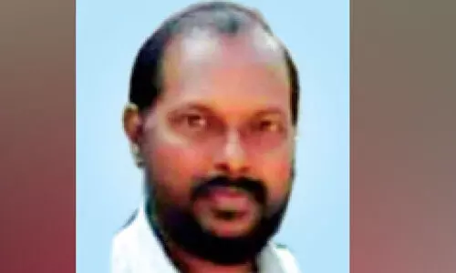 ഓഫിസിലേക്കുള്ള വഴിമധ്യേ ജീവനക്കാരൻ ബസിൽ കുഴഞ്ഞുവീണ് മരിച്ചു ഓഫിസിലേക്കുള്ള വഴിമധ്യേ ജീവനക്കാരൻ ബസിൽ കുഴഞ്ഞുവീണ് മരിച്ചു