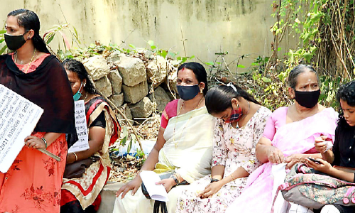 72 കാരി 18 ത​വ​ണ വി​േല്ലജ്​ ഓഫീസ്​ കയറിയിറങ്ങിയിട്ടും രേഖകൾ നൽകിയില്ല; കുടുംബം സത്യഗ്രഹം നടത്തി