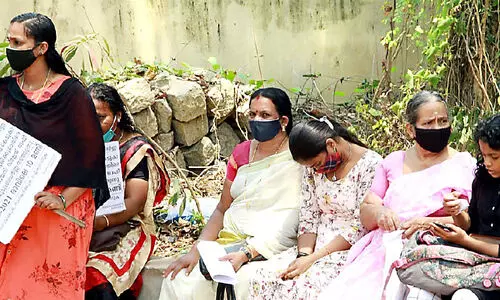 72 കാരി 18 ത​വ​ണ വി​േല്ലജ്​ ഓഫീസ്​ കയറിയിറങ്ങിയിട്ടും രേഖകൾ നൽകിയില്ല; കുടുംബം സത്യഗ്രഹം നടത്തി