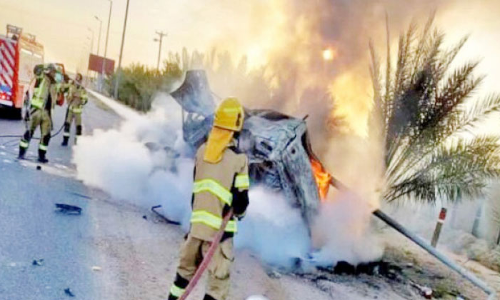 കാ​ര്‍ വൈ​ദ്യു​ത‌ി പോ​സ്‌​റ്റി​ലി​ടി​ച്ച്​ ക​ത്തി ഒ​രാ​ള്‍ മ​രി​ച്ചു