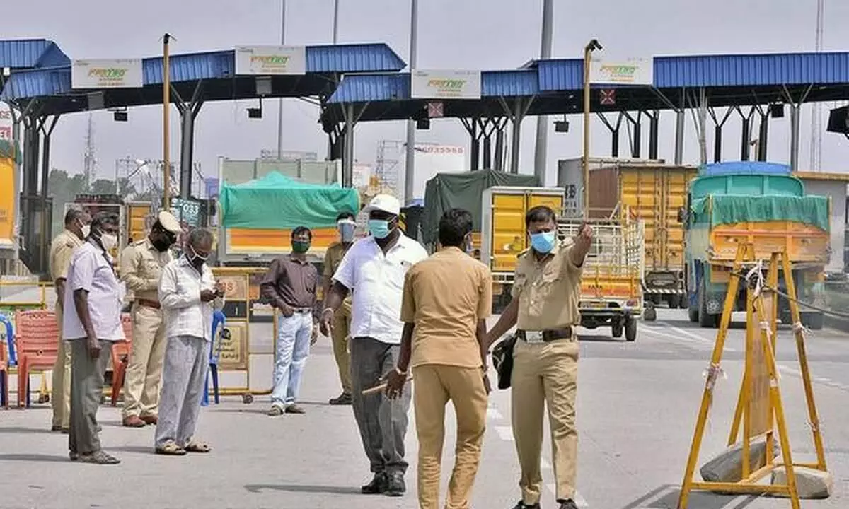 കാസർകോട് അതിർത്തിയിൽ ആർ.ടി.പി.സി.ആർ സർട്ടിഫിക്കറ്റില്ലാതെ വാഹനങ്ങൾ കടത്തി വിട്ടു തുടങ്ങി കാസർകോട് അതിർത്തിയിൽ ആർ.ടി.പി.സി.ആർ സർട്ടിഫിക്കറ്റില്ലാതെ വാഹനങ്ങൾ കടത്തി വിട്ടു തുടങ്ങി