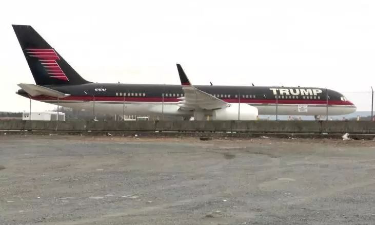 ആർക്കു വേണം ഈ സ്വർണം പൊതിഞ്ഞ്, ആഡംബരം തുളുമ്പും വിമാനം? എയർപോർട്ടിലുപേക്ഷിച്ച് ട്രംപിന്റെ സ്വന്തം ബോയിങ് 757 ആർക്കു വേണം ഈ സ്വർണം പൊതിഞ്ഞ്, ആഡംബരം തുളുമ്പും വിമാനം? എയർപോർട്ടിലുപേക്ഷിച്ച് ട്രംപിന്റെ സ്വന്തം ബോയിങ് 757