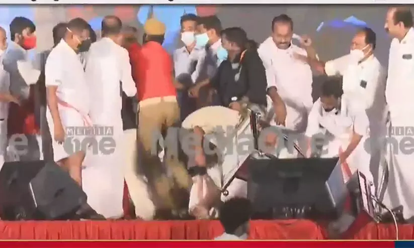 സി.പി.എം നേതാവ് ബേബി ജോണിനെ പ്രസംഗിക്കുന്നതിനിടെ തള്ളിയിട്ടു -വിഡിയോ സി.പി.എം നേതാവ് ബേബി ജോണിനെ പ്രസംഗിക്കുന്നതിനിടെ തള്ളിയിട്ടു -വിഡിയോ