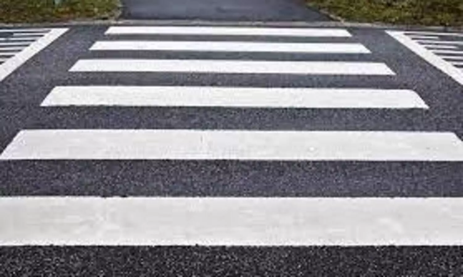 സ്വന്തം പണം മുടക്കി സീബ്ര ലൈൻ വരച്ച് പ്രതിഷേധിച്ചു