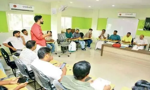 ബ്രേ​ക്ക്‌ ഫാ​സ്​​റ്റ്​ വി​ത്ത് കു​ഞ്ഞാ​പ്പ