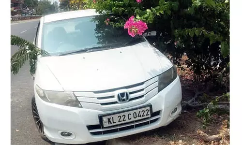 നിയന്ത്രണംവിട്ട കാർ ഇടിച്ച് രണ്ട് വീട്ടമ്മമാർക്ക് ഗുരുതര പരിക്ക്