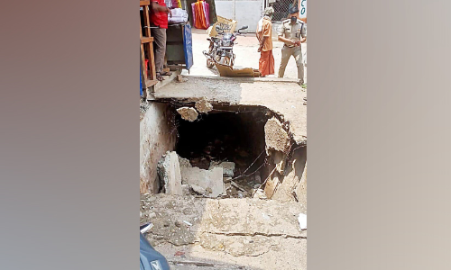 പ്ര​ചാ​ര​ണ​ത്തി​നി​ടെ സ്​ലാബ് തകർന്ന് ഓടയിൽ വീണ്​ എൽ.ഡി.എഫ്​ സ്ഥാനാർഥിക്ക് പരിക്ക്