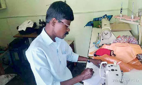 കുമരേഷ് തിരക്കിലാണ്വോ​ട്ട​ർ​മാ​രെ പാ​ട്ടി​ലാ​ക്കാ​ൻ