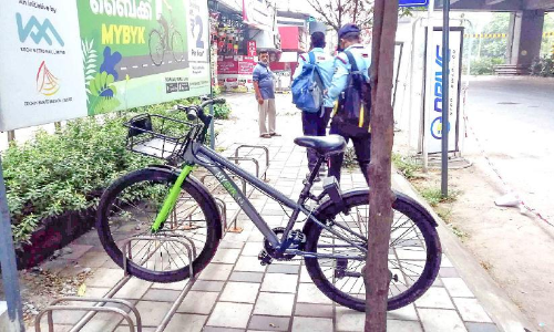 മെട്രോയുടെ സൈക്കിൾ സ്​റ്റാൻഡ്​ കാൽനടക്ക് തടസ്സമാകുന്നെന്ന്